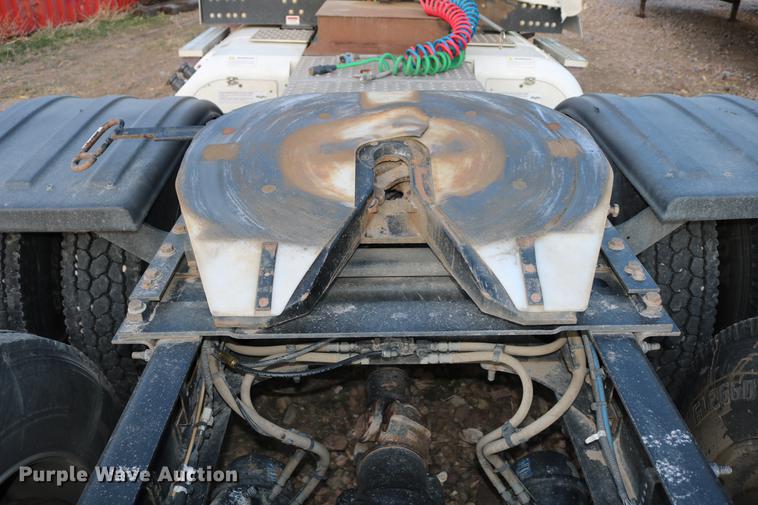 image for item DC7642 2015 Freightliner Cascadia semi truck