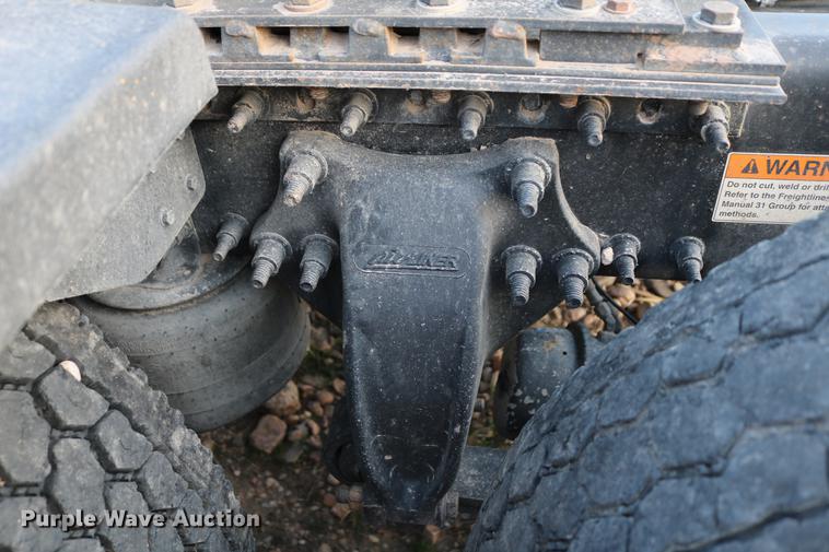 image for item DC7642 2015 Freightliner Cascadia semi truck