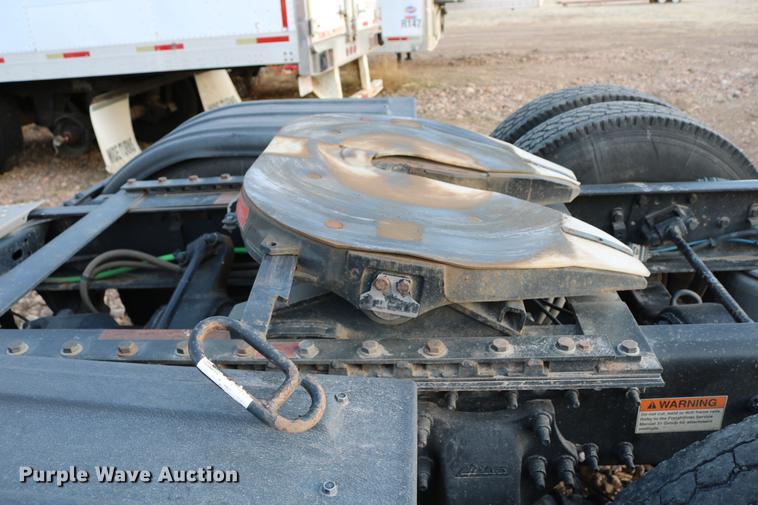 image for item DC7642 2015 Freightliner Cascadia semi truck