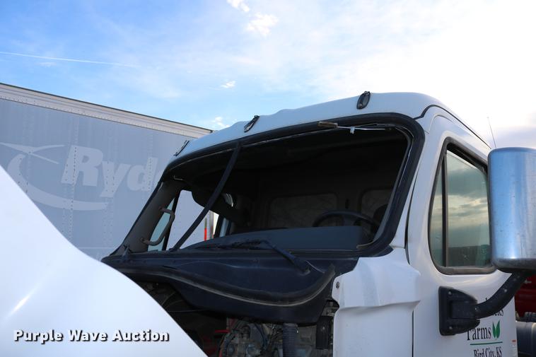 image for item DC7642 2015 Freightliner Cascadia semi truck