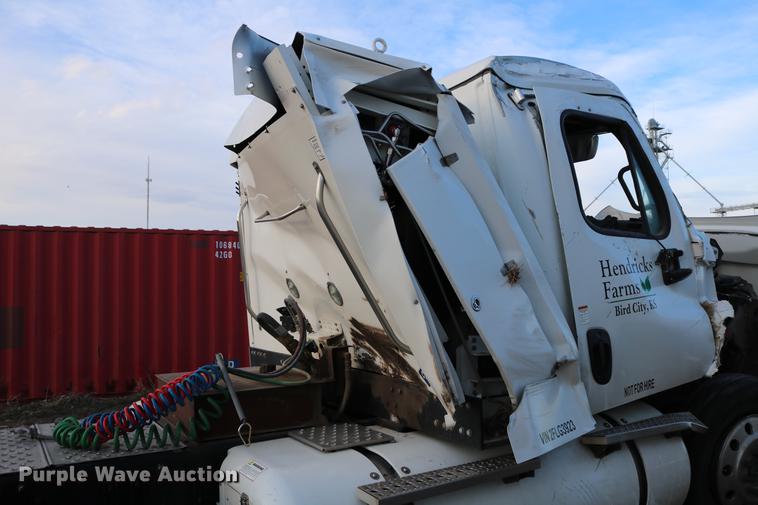 image for item DC7642 2015 Freightliner Cascadia semi truck