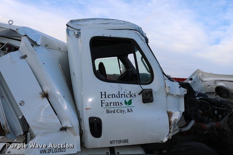 image for item DC7642 2015 Freightliner Cascadia semi truck