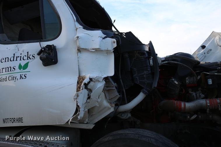 image for item DC7642 2015 Freightliner Cascadia semi truck