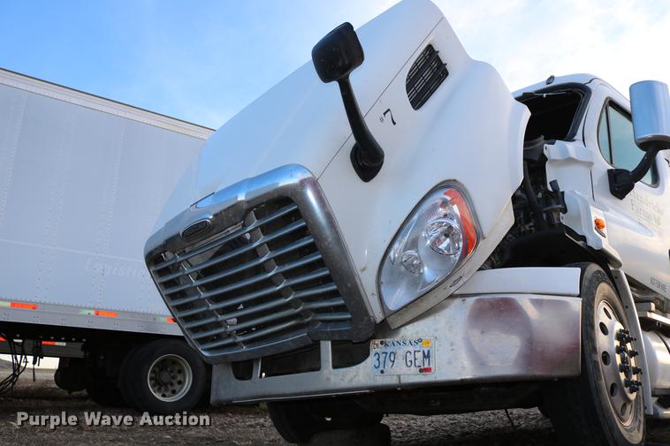 image for item DC7642 2015 Freightliner Cascadia semi truck