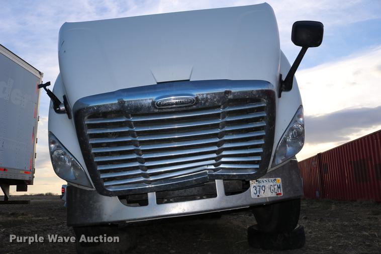 image for item DC7642 2015 Freightliner Cascadia semi truck