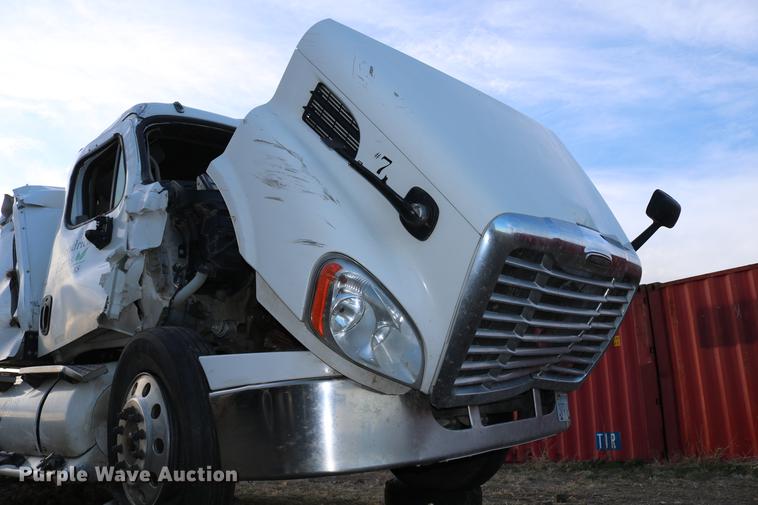 image for item DC7642 2015 Freightliner Cascadia semi truck