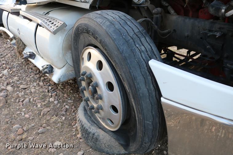 image for item DC7642 2015 Freightliner Cascadia semi truck