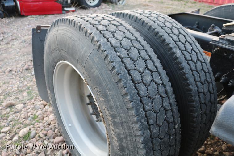 image for item DC7642 2015 Freightliner Cascadia semi truck