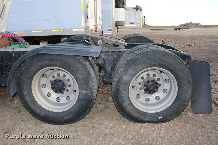 image for item DC7642 2015 Freightliner Cascadia semi truck