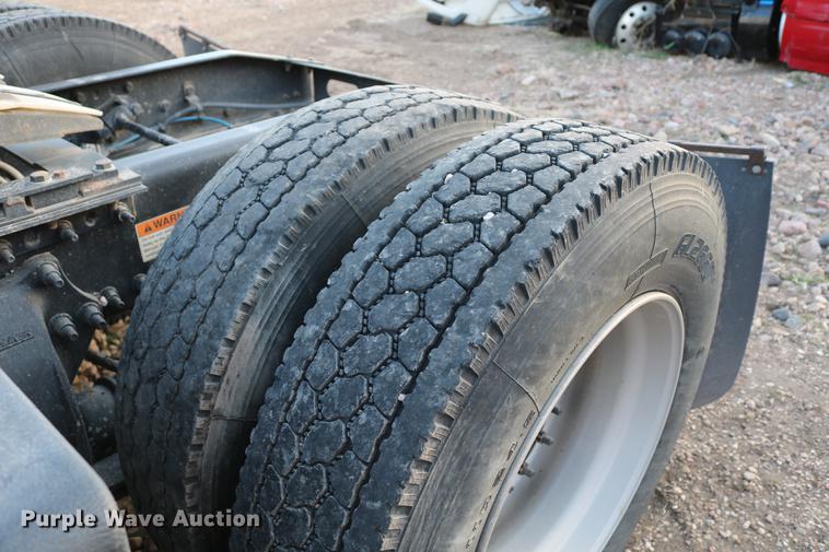 image for item DC7642 2015 Freightliner Cascadia semi truck