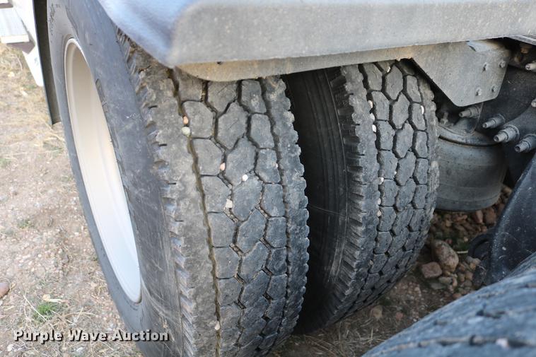 image for item DC7642 2015 Freightliner Cascadia semi truck