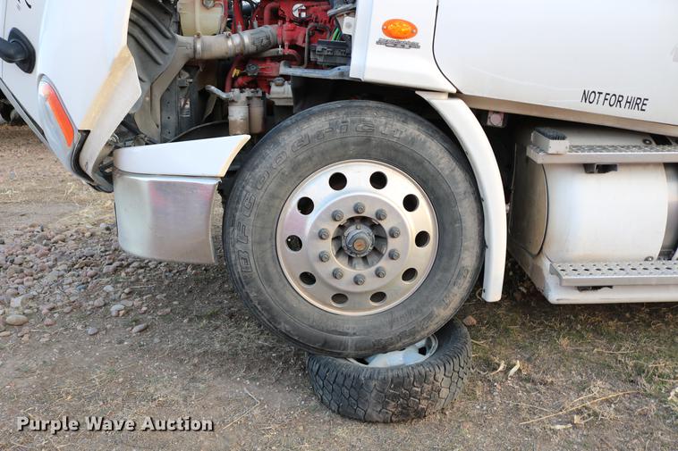 image for item DC7642 2015 Freightliner Cascadia semi truck