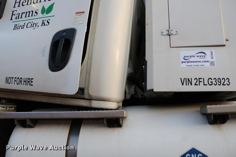 image for item DC7642 2015 Freightliner Cascadia semi truck