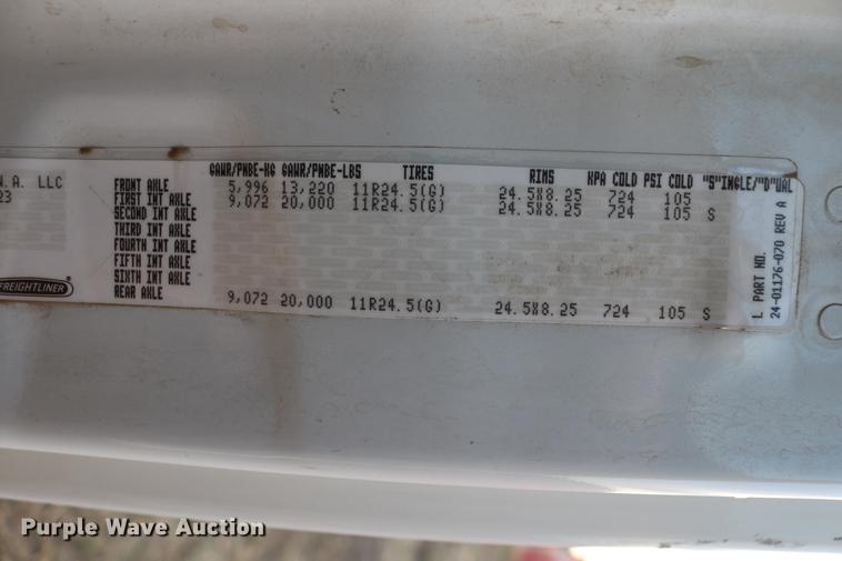 image for item DC7642 2015 Freightliner Cascadia semi truck