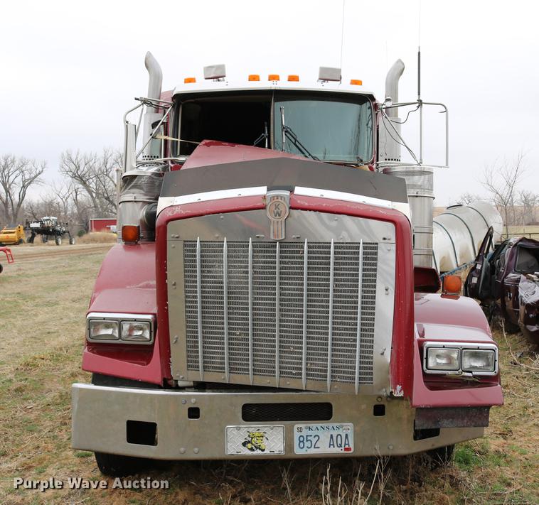 image for item DC7657 2000 Kenworth T800 semi truck