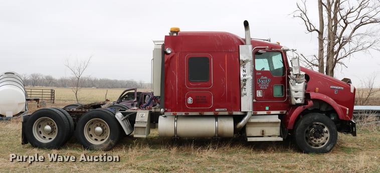 image for item DC7657 2000 Kenworth T800 semi truck