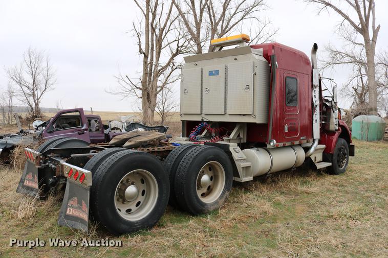 image for item DC7657 2000 Kenworth T800 semi truck