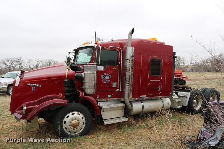 image for item DC7657 2000 Kenworth T800 semi truck