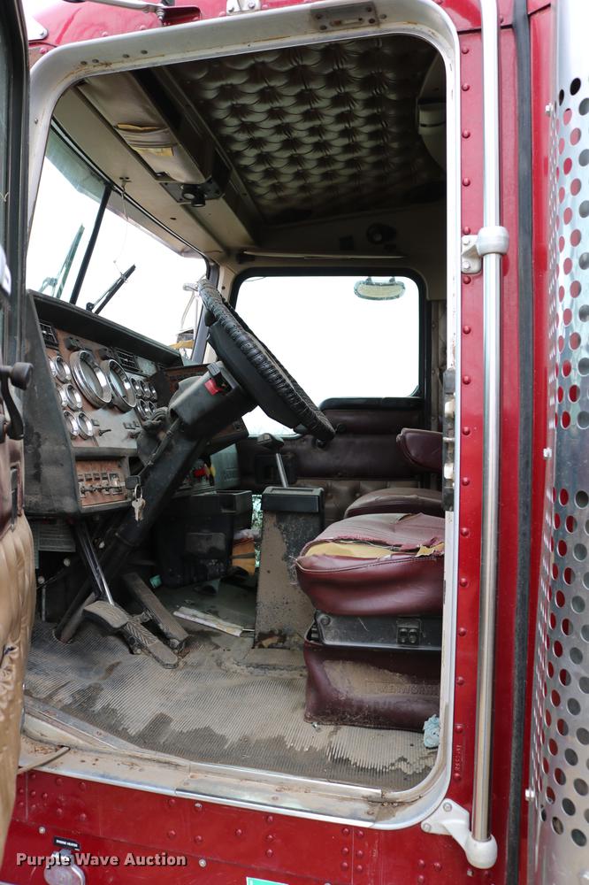 image for item DC7657 2000 Kenworth T800 semi truck