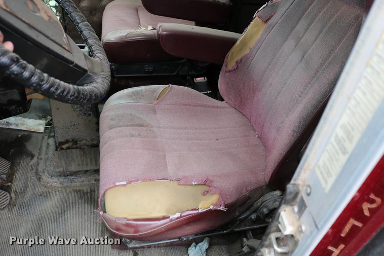 image for item DC7657 2000 Kenworth T800 semi truck