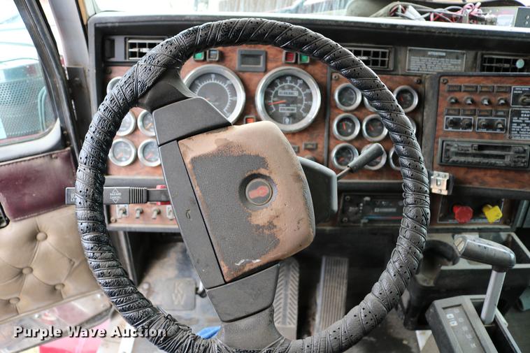 image for item DC7657 2000 Kenworth T800 semi truck