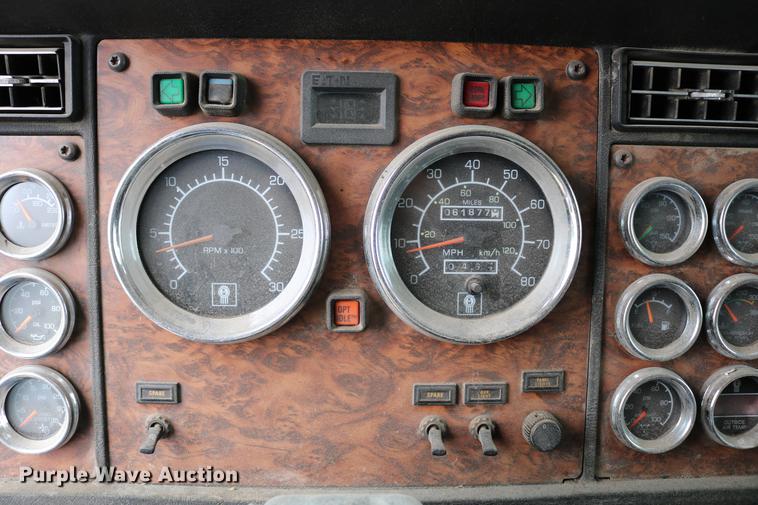 image for item DC7657 2000 Kenworth T800 semi truck