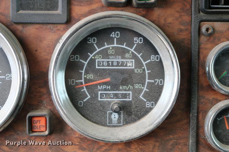 image for item DC7657 2000 Kenworth T800 semi truck