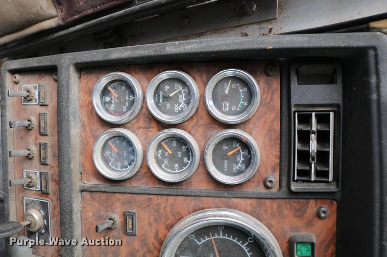 image for item DC7657 2000 Kenworth T800 semi truck