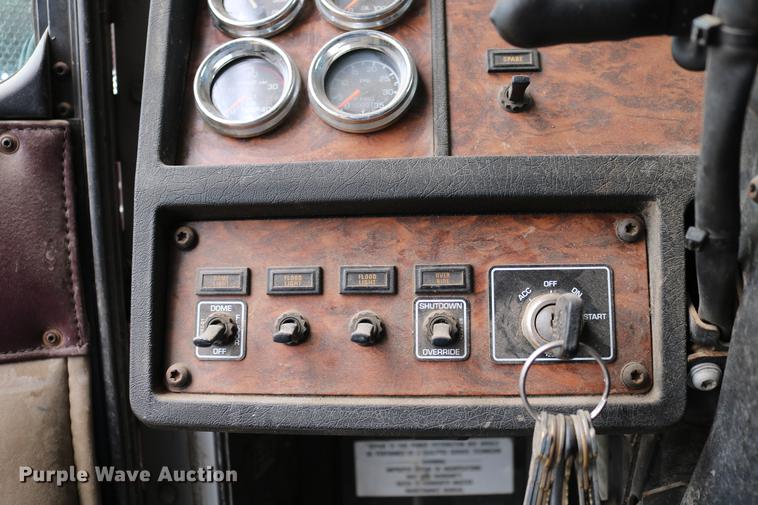 image for item DC7657 2000 Kenworth T800 semi truck