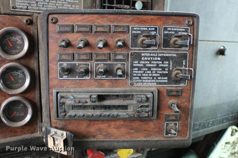 image for item DC7657 2000 Kenworth T800 semi truck