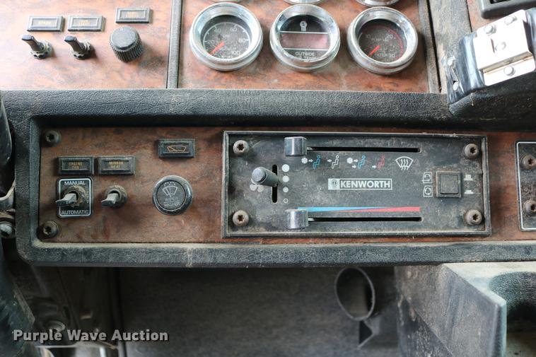 image for item DC7657 2000 Kenworth T800 semi truck