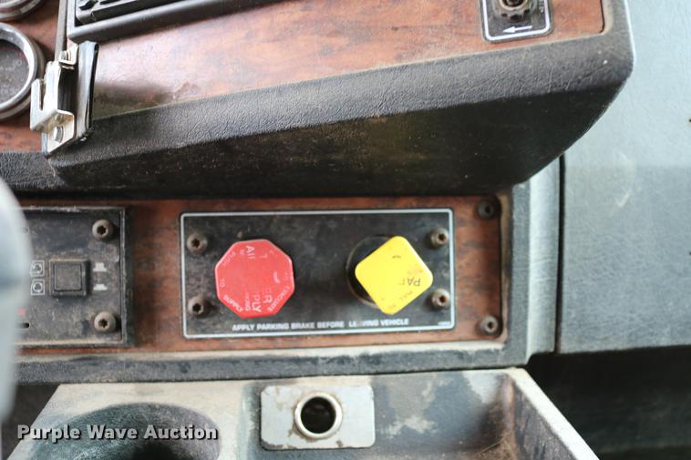 image for item DC7657 2000 Kenworth T800 semi truck