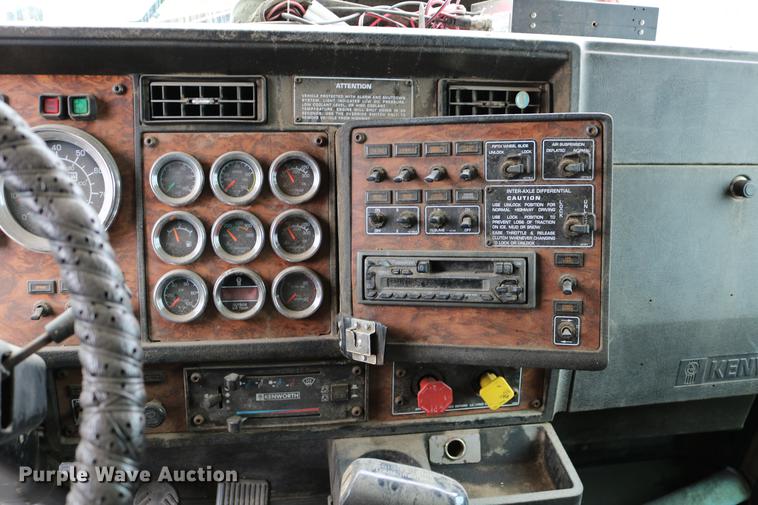 image for item DC7657 2000 Kenworth T800 semi truck