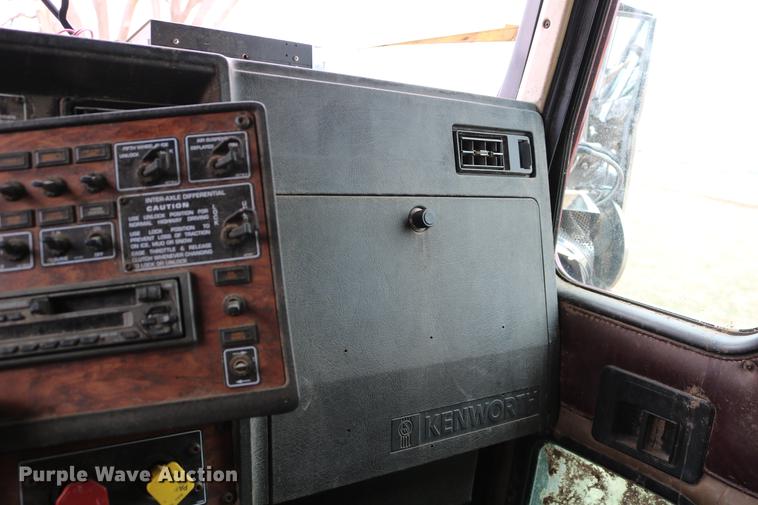 image for item DC7657 2000 Kenworth T800 semi truck