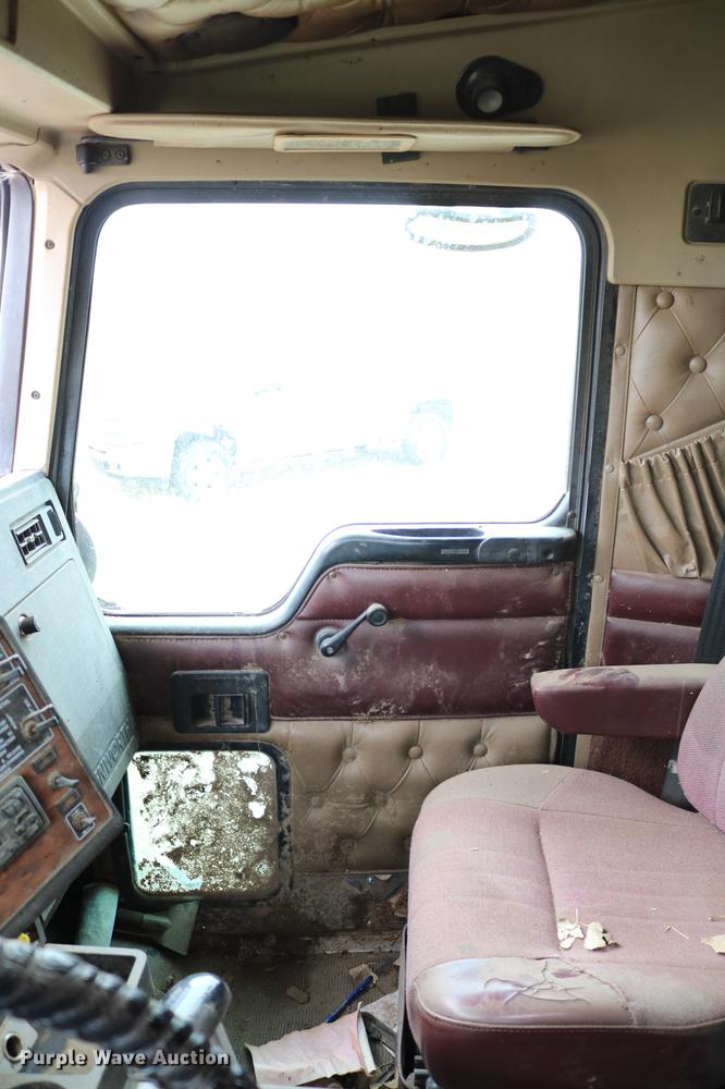 image for item DC7657 2000 Kenworth T800 semi truck