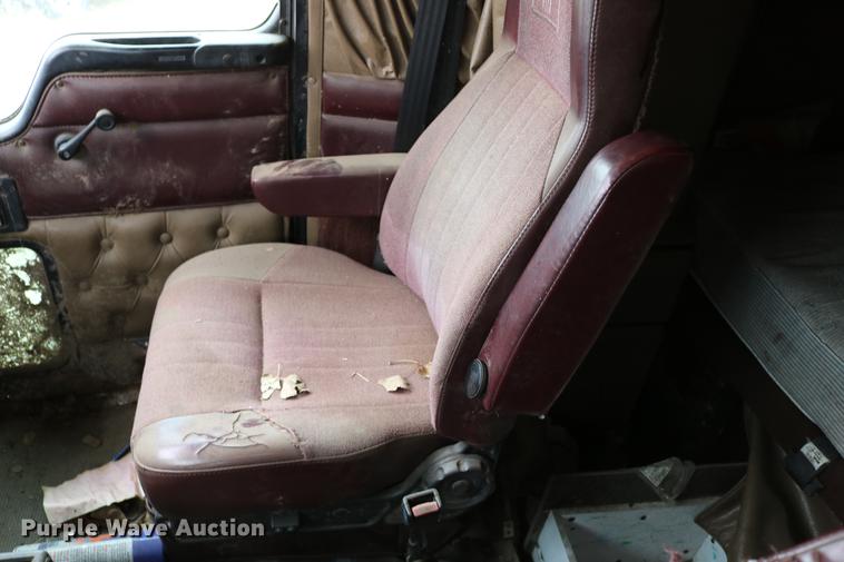 image for item DC7657 2000 Kenworth T800 semi truck