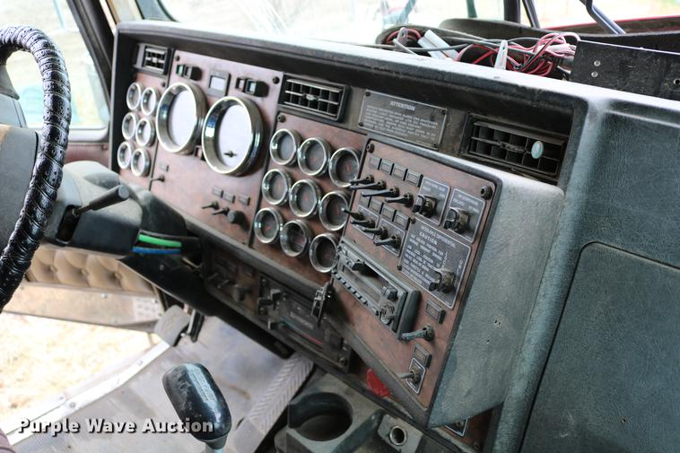 image for item DC7657 2000 Kenworth T800 semi truck