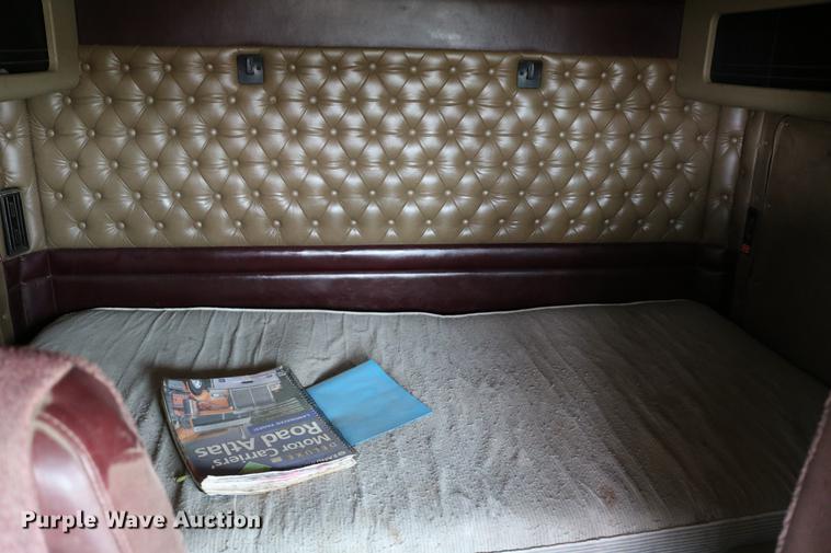 image for item DC7657 2000 Kenworth T800 semi truck