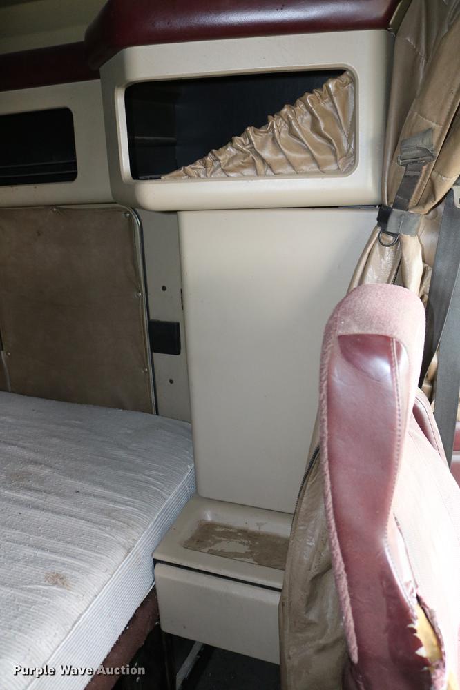 image for item DC7657 2000 Kenworth T800 semi truck