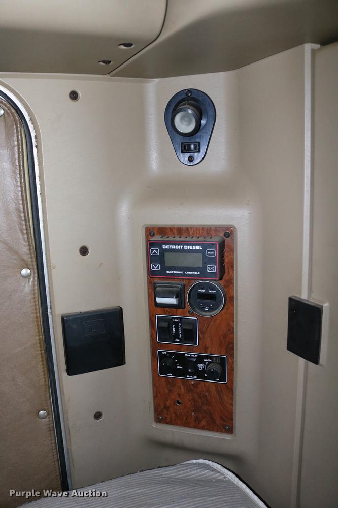 image for item DC7657 2000 Kenworth T800 semi truck