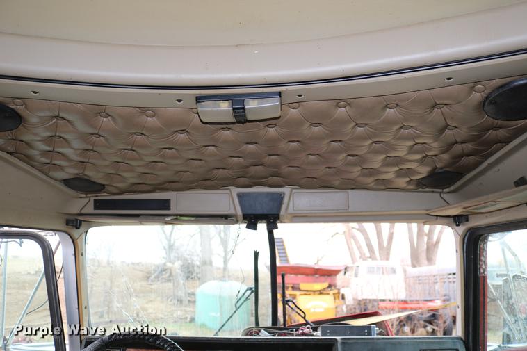 image for item DC7657 2000 Kenworth T800 semi truck