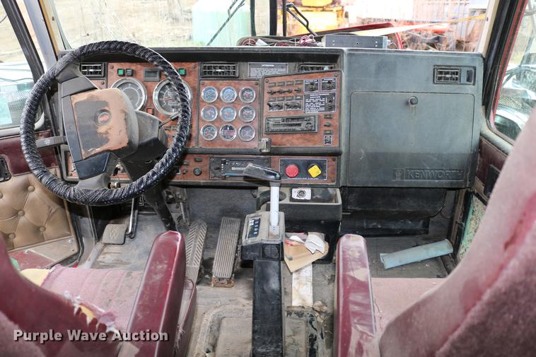 image for item DC7657 2000 Kenworth T800 semi truck