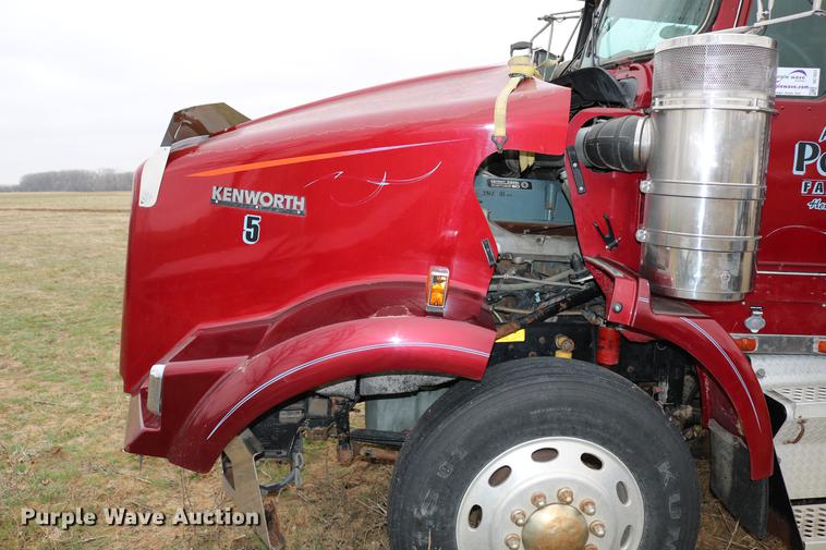 image for item DC7657 2000 Kenworth T800 semi truck