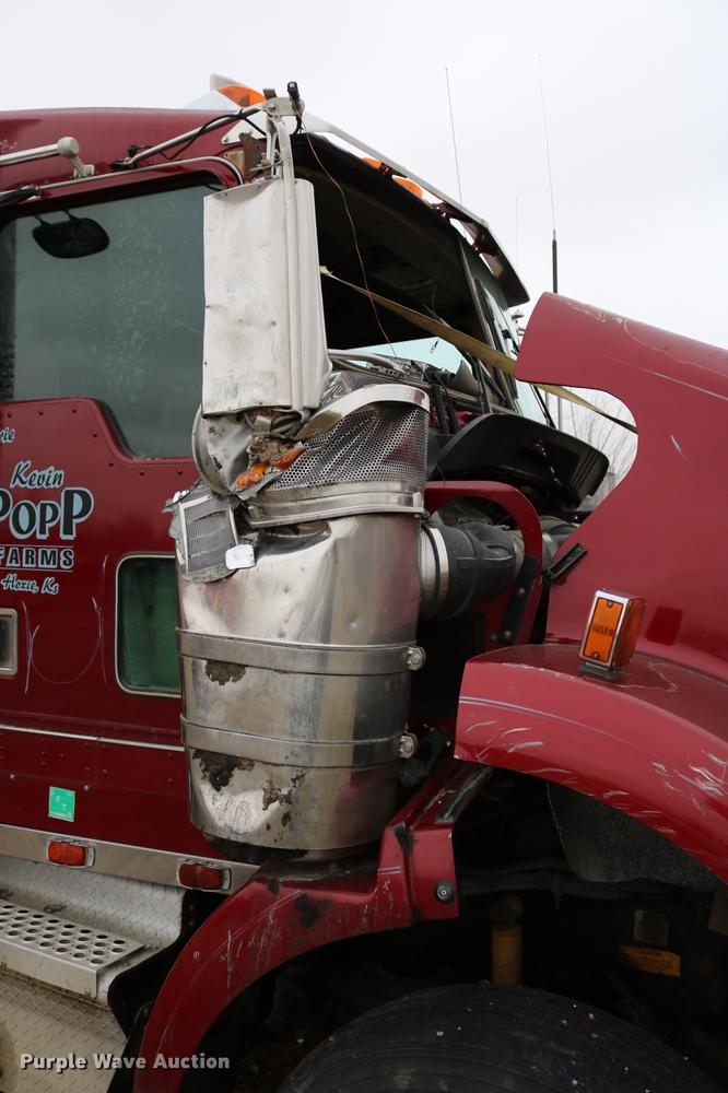 image for item DC7657 2000 Kenworth T800 semi truck