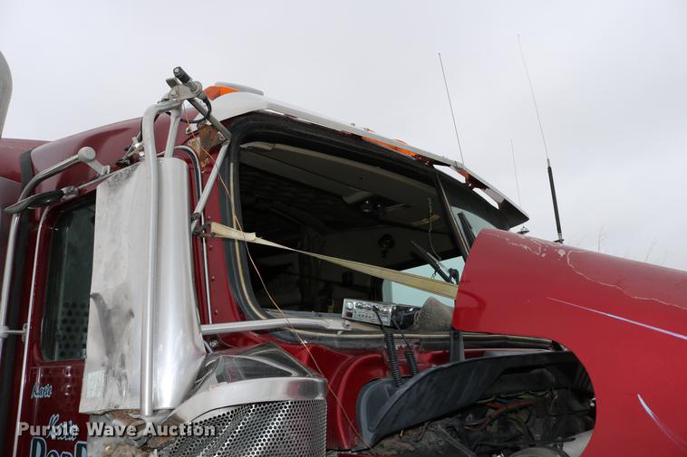 image for item DC7657 2000 Kenworth T800 semi truck