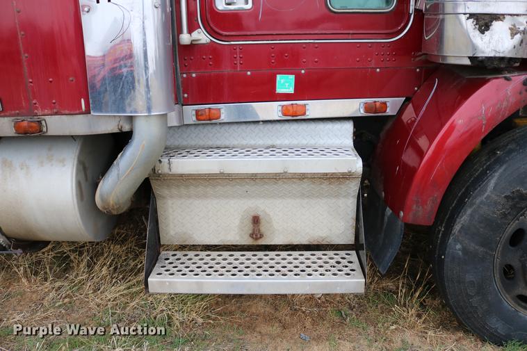 image for item DC7657 2000 Kenworth T800 semi truck