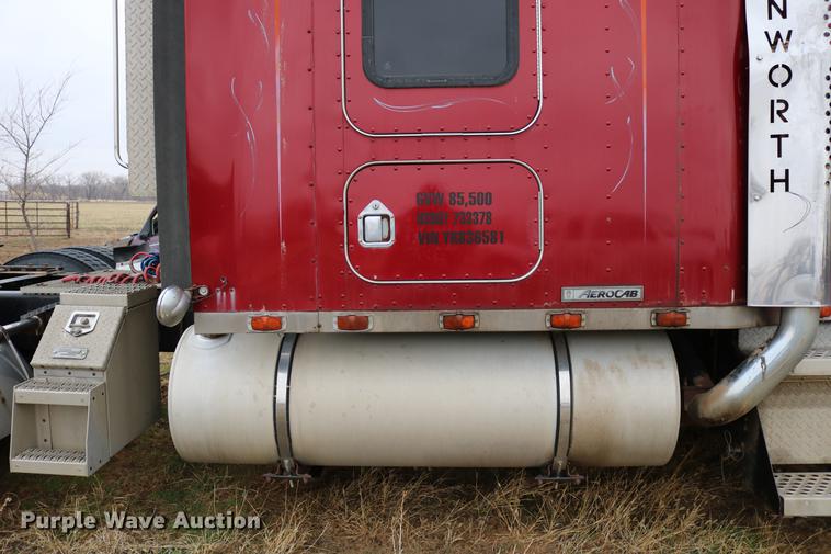 image for item DC7657 2000 Kenworth T800 semi truck