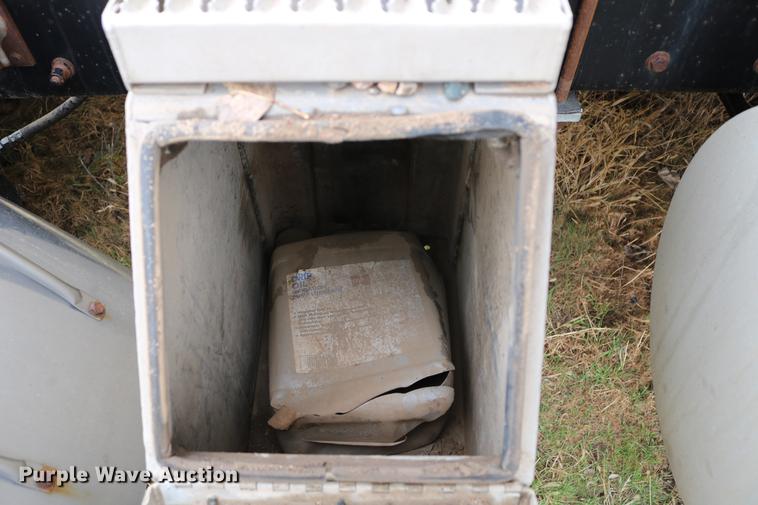 image for item DC7657 2000 Kenworth T800 semi truck