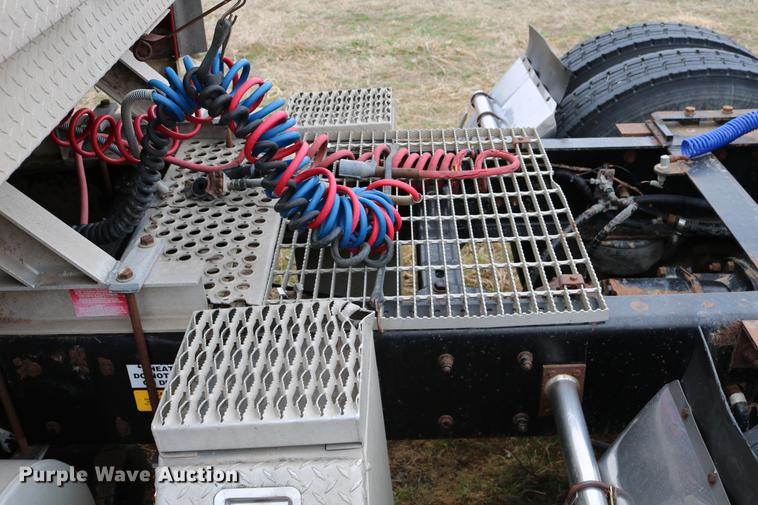 image for item DC7657 2000 Kenworth T800 semi truck