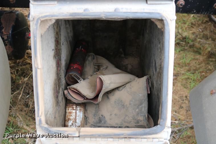 image for item DC7657 2000 Kenworth T800 semi truck